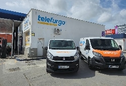 alquiler-de-furgonetas-cadiz oficina de furgonetas sin conductor telefurgo en cadiz-bahia de cadiz mostrandos dos furgonetas